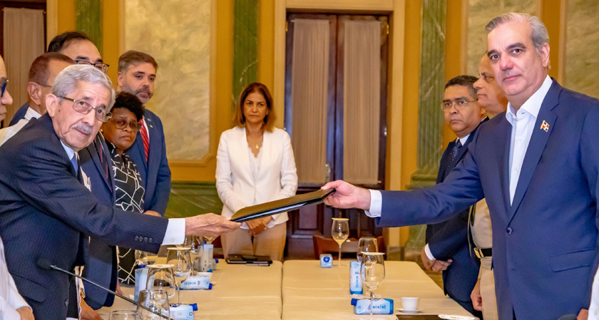 VIDEO: CES entrega al Presidente Abinader el Informe Final del Diálogo sobre la crisis haitiana