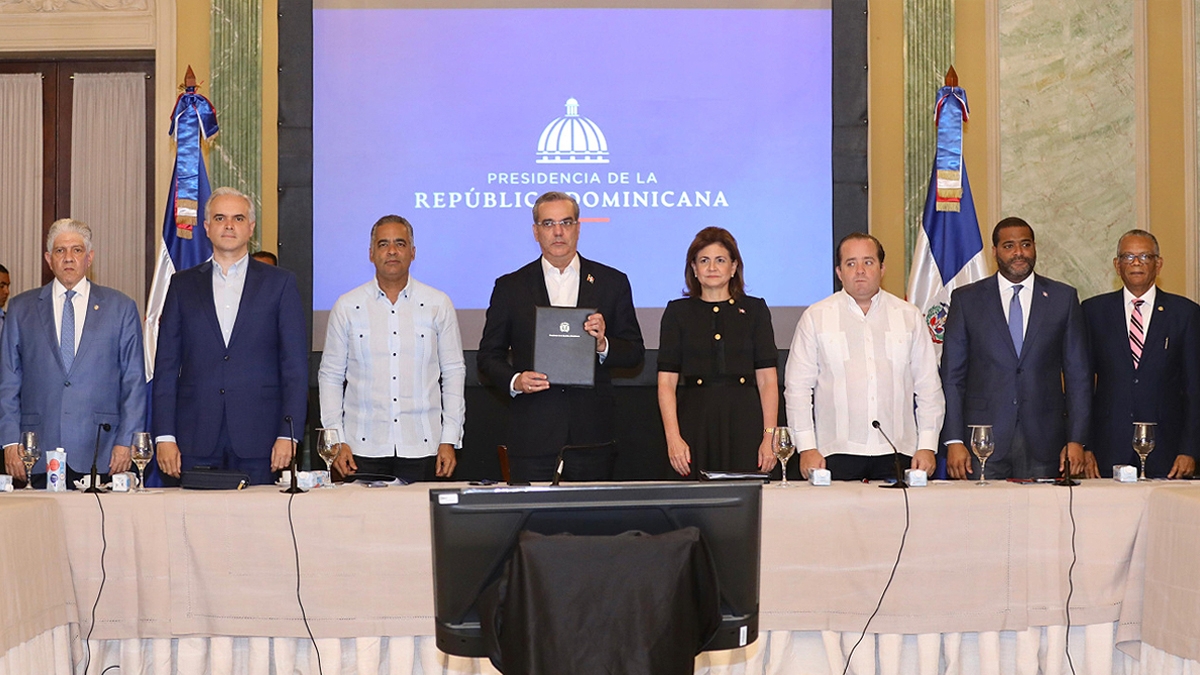 Presidente Abinader firma Pacto de Nación por crisis haitiana