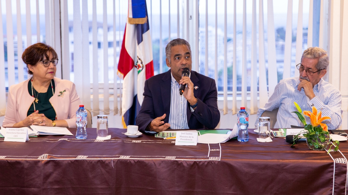 MINISTRO DE LA PRESIDENCIA SE REÚNE CON SECTOR SOCIAL DEL CES