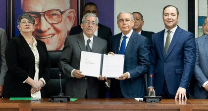 VIDEO: CES entrega al Expresidente Medina el Informe Final del Diálogo sobre la crisis haitiana
