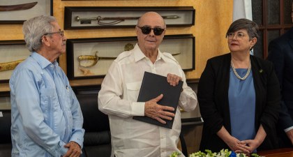 VIDEO: CES entrega al Expresidente Mejía el Informe Final del Diálogo sobre la crisis haitiana